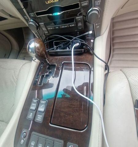 Белый Лексус ЛС, объемом двигателя 5 л и пробегом 190 тыс. км за 11500 $, фото 17 на Automoto.ua