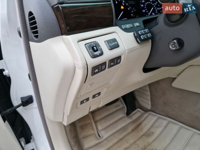 Белый Лексус ЛС, объемом двигателя 5 л и пробегом 190 тыс. км за 10000 $, фото 14 на Automoto.ua