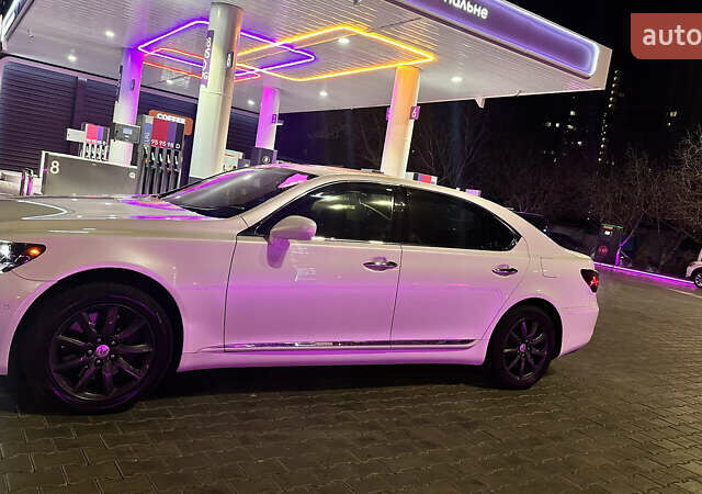 Белый Лексус ЛС, объемом двигателя 4.97 л и пробегом 326 тыс. км за 10900 $, фото 2 на Automoto.ua