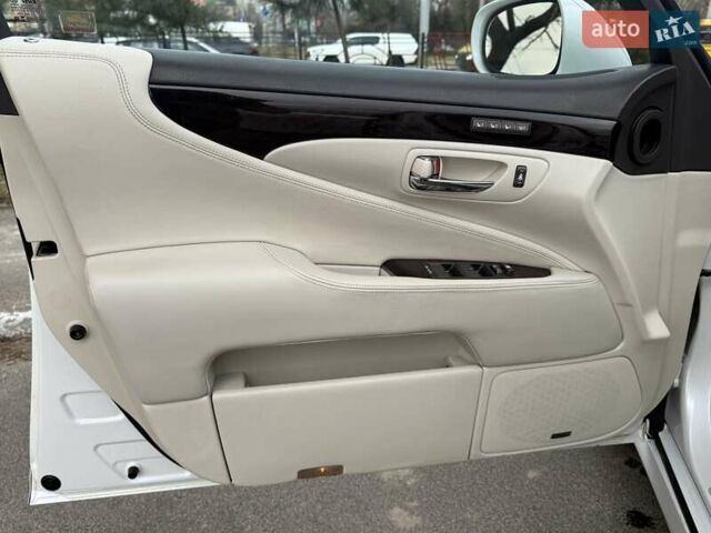 Білий Лексус ЛС, об'ємом двигуна 4.61 л та пробігом 160 тис. км за 11300 $, фото 18 на Automoto.ua