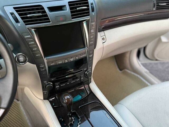 Белый Лексус ЛС, объемом двигателя 4.6 л и пробегом 168 тыс. км за 12000 $, фото 5 на Automoto.ua