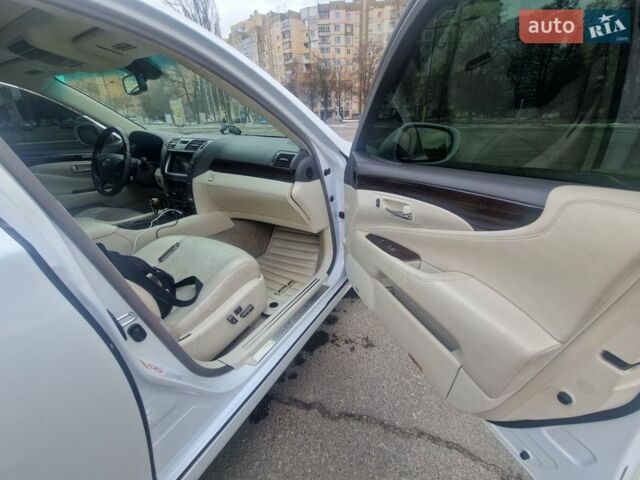 Белый Лексус ЛС, объемом двигателя 5 л и пробегом 190 тыс. км за 11500 $, фото 16 на Automoto.ua