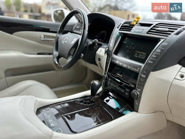 Белый Лексус ЛС, объемом двигателя 4.61 л и пробегом 167 тыс. км за 9999 $, фото 34 на Automoto.ua