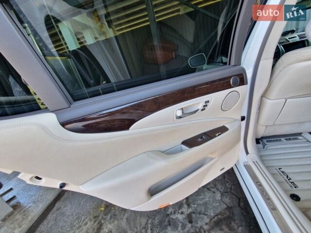 Белый Лексус ЛС, объемом двигателя 5 л и пробегом 190 тыс. км за 12250 $, фото 19 на Automoto.ua