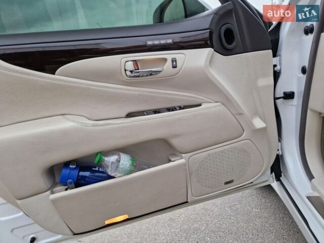 Белый Лексус ЛС, объемом двигателя 5 л и пробегом 190 тыс. км за 10000 $, фото 15 на Automoto.ua