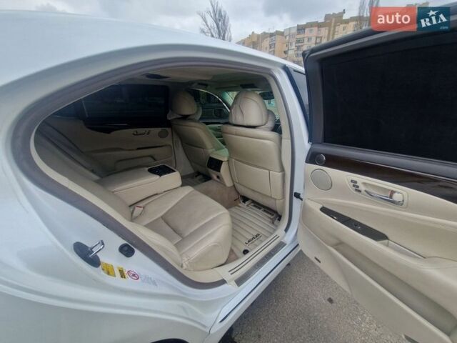 Белый Лексус ЛС, объемом двигателя 5 л и пробегом 190 тыс. км за 11500 $, фото 15 на Automoto.ua