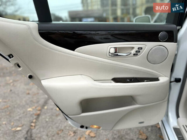 Белый Лексус ЛС, объемом двигателя 4.61 л и пробегом 167 тыс. км за 9999 $, фото 15 на Automoto.ua