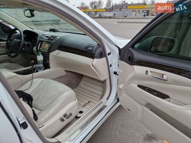 Белый Лексус ЛС, объемом двигателя 5 л и пробегом 190 тыс. км за 10000 $, фото 6 на Automoto.ua