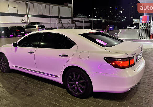 Белый Лексус ЛС, объемом двигателя 4.97 л и пробегом 326 тыс. км за 10900 $, фото 1 на Automoto.ua