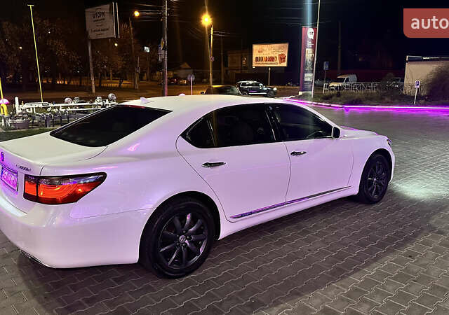 Белый Лексус ЛС, объемом двигателя 4.97 л и пробегом 326 тыс. км за 10900 $, фото 6 на Automoto.ua