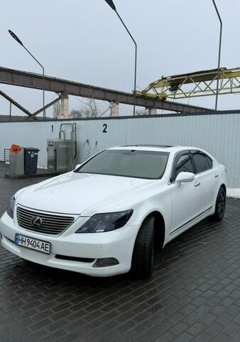 Білий Лексус ЛС, об'ємом двигуна 5 л та пробігом 330 тис. км за 10800 $, фото 1 на Automoto.ua