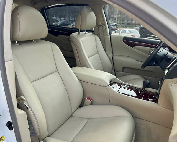 Білий Лексус ЛС, об'ємом двигуна 4.61 л та пробігом 118 тис. км за 15999 $, фото 11 на Automoto.ua