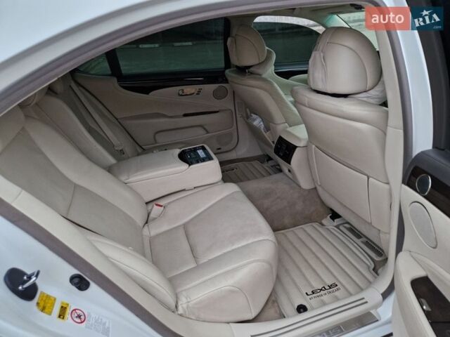 Белый Лексус ЛС, объемом двигателя 5 л и пробегом 190 тыс. км за 10000 $, фото 7 на Automoto.ua