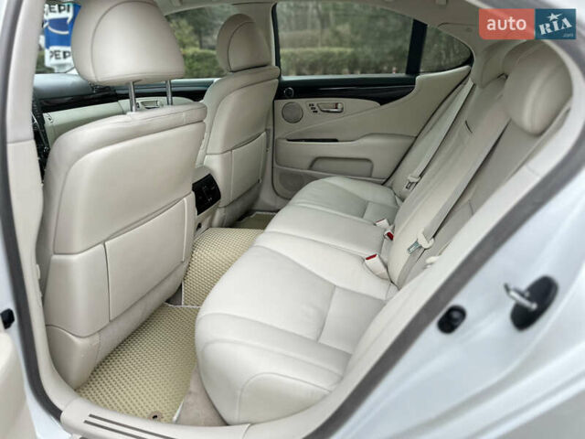 Белый Лексус ЛС, объемом двигателя 4.61 л и пробегом 167 тыс. км за 9999 $, фото 17 на Automoto.ua