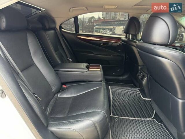 Белый Лексус ЛС, объемом двигателя 4.6 л и пробегом 240 тыс. км за 12900 $, фото 23 на Automoto.ua