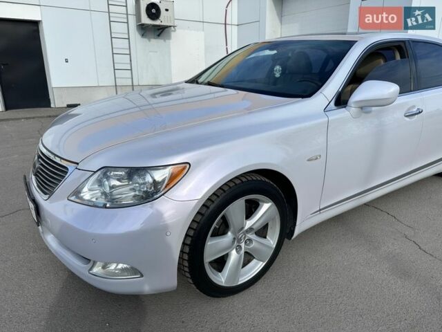 Белый Лексус ЛС, объемом двигателя 4.61 л и пробегом 233 тыс. км за 9900 $, фото 1 на Automoto.ua