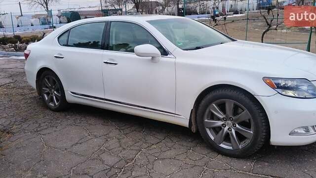 Белый Лексус ЛС, объемом двигателя 4.97 л и пробегом 640 тыс. км за 11000 $, фото 4 на Automoto.ua