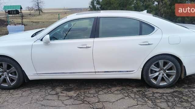 Белый Лексус ЛС, объемом двигателя 4.97 л и пробегом 640 тыс. км за 11000 $, фото 2 на Automoto.ua