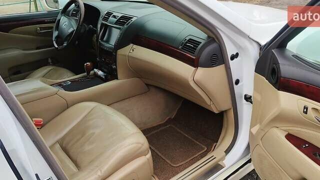 Белый Лексус ЛС, объемом двигателя 4.97 л и пробегом 640 тыс. км за 11000 $, фото 6 на Automoto.ua