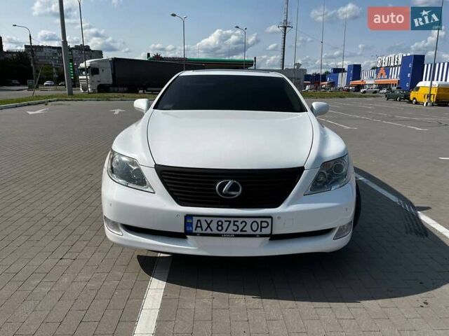 Белый Лексус ЛС, объемом двигателя 4.6 л и пробегом 240 тыс. км за 12900 $, фото 1 на Automoto.ua