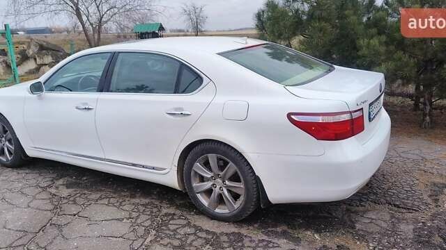 Белый Лексус ЛС, объемом двигателя 4.97 л и пробегом 640 тыс. км за 11000 $, фото 5 на Automoto.ua