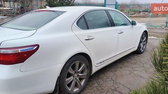 Белый Лексус ЛС, объемом двигателя 4.97 л и пробегом 640 тыс. км за 11000 $, фото 1 на Automoto.ua