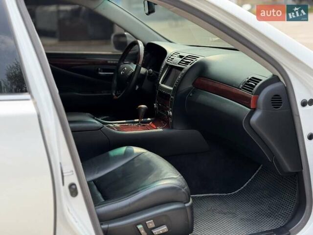 Белый Лексус ЛС, объемом двигателя 4.6 л и пробегом 240 тыс. км за 12900 $, фото 21 на Automoto.ua