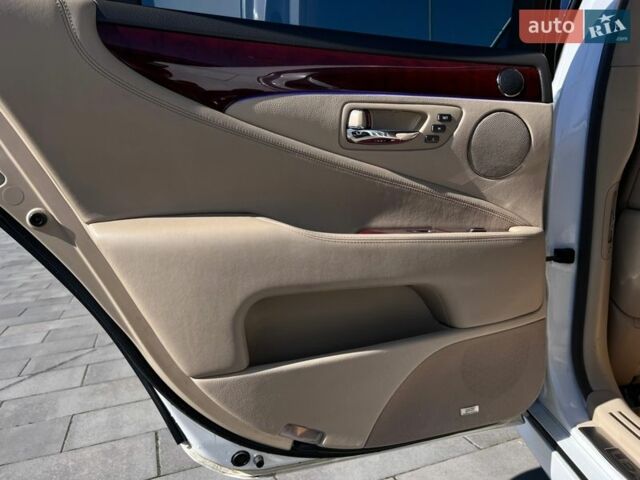 Белый Лексус ЛС, объемом двигателя 4.61 л и пробегом 226 тыс. км за 11500 $, фото 18 на Automoto.ua