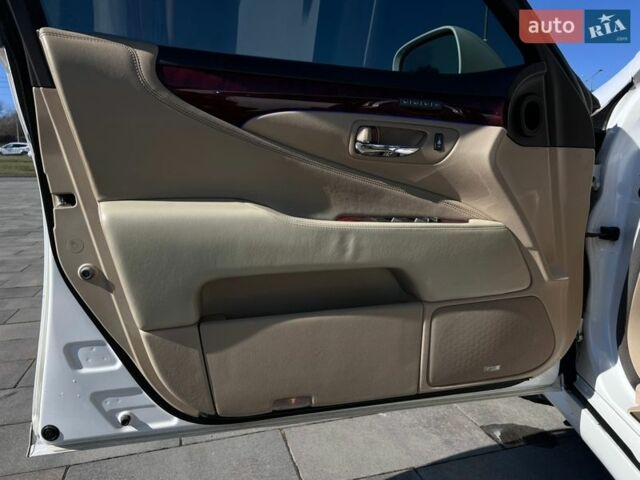 Белый Лексус ЛС, объемом двигателя 4.61 л и пробегом 226 тыс. км за 11500 $, фото 16 на Automoto.ua