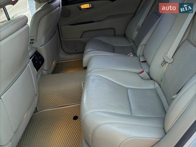 Белый Лексус ЛС, объемом двигателя 4.61 л и пробегом 185 тыс. км за 15000 $, фото 12 на Automoto.ua