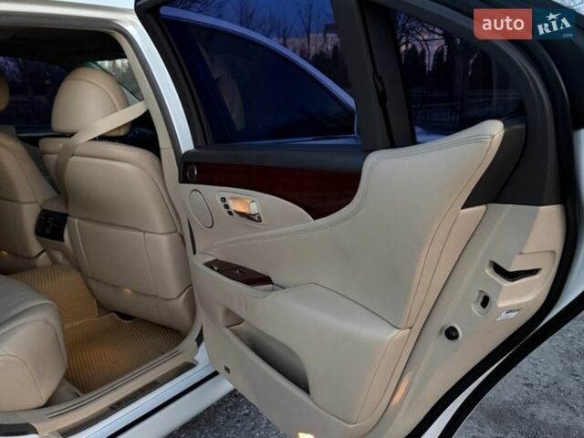 Белый Лексус ЛС, объемом двигателя 4.61 л и пробегом 185 тыс. км за 15000 $, фото 8 на Automoto.ua