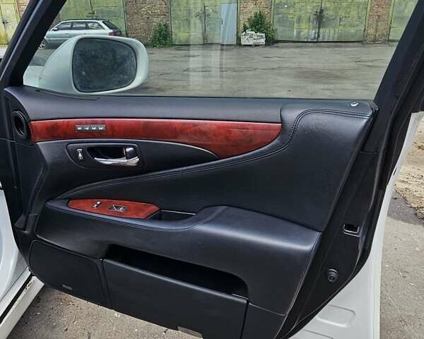 Білий Лексус ЛС, об'ємом двигуна 4.6 л та пробігом 150 тис. км за 4900 $, фото 11 на Automoto.ua