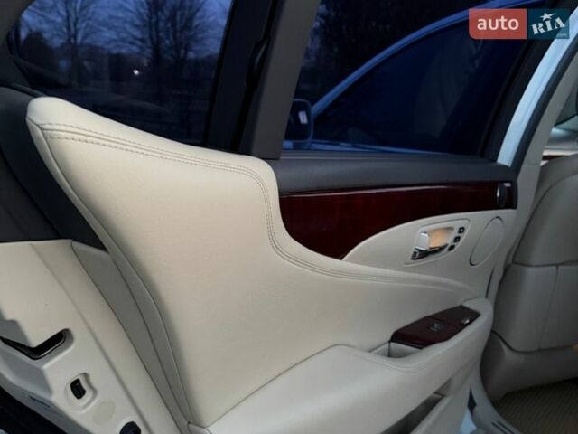 Белый Лексус ЛС, объемом двигателя 4.61 л и пробегом 185 тыс. км за 15000 $, фото 21 на Automoto.ua