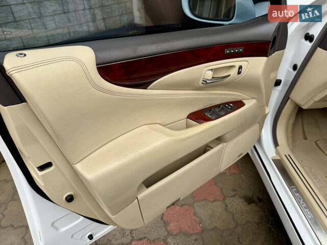 Білий Лексус ЛС, об'ємом двигуна 4.6 л та пробігом 241 тис. км за 14500 $, фото 16 на Automoto.ua