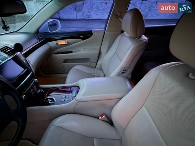 Белый Лексус ЛС, объемом двигателя 4.61 л и пробегом 185 тыс. км за 15000 $, фото 10 на Automoto.ua