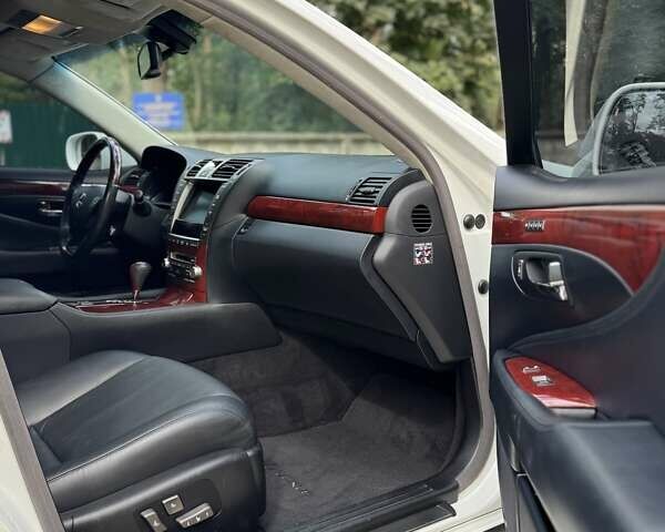 Білий Лексус ЛС, об'ємом двигуна 4.6 л та пробігом 64 тис. км за 20000 $, фото 10 на Automoto.ua