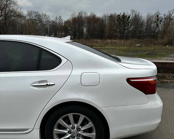 Білий Лексус ЛС, об'ємом двигуна 4.61 л та пробігом 173 тис. км за 13999 $, фото 2 на Automoto.ua