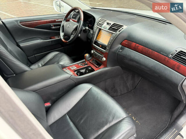 Белый Лексус ЛС, объемом двигателя 4.6 л и пробегом 142 тыс. км за 15900 $, фото 7 на Automoto.ua