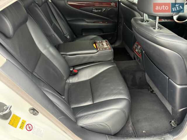 Белый Лексус ЛС, объемом двигателя 4.6 л и пробегом 142 тыс. км за 15900 $, фото 10 на Automoto.ua