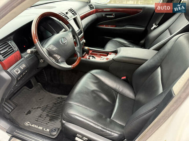 Белый Лексус ЛС, объемом двигателя 4.6 л и пробегом 142 тыс. км за 16300 $, фото 4 на Automoto.ua