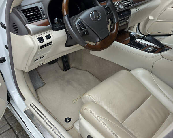 Белый Лексус ЛС, объемом двигателя 4.6 л и пробегом 111 тыс. км за 28000 $, фото 20 на Automoto.ua
