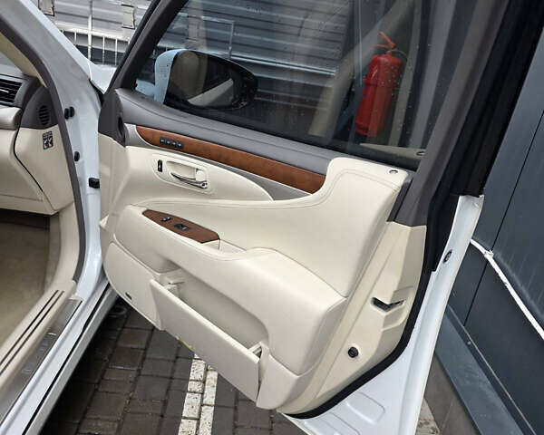 Белый Лексус ЛС, объемом двигателя 4.6 л и пробегом 111 тыс. км за 28000 $, фото 14 на Automoto.ua