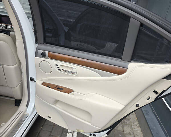 Белый Лексус ЛС, объемом двигателя 4.6 л и пробегом 111 тыс. км за 28000 $, фото 13 на Automoto.ua