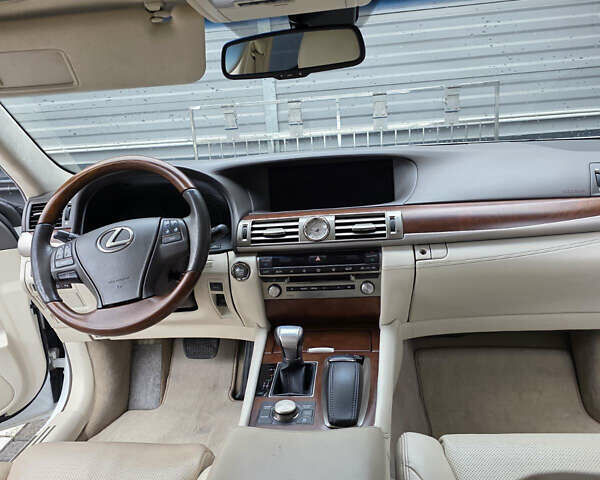 Белый Лексус ЛС, объемом двигателя 4.6 л и пробегом 111 тыс. км за 28000 $, фото 9 на Automoto.ua