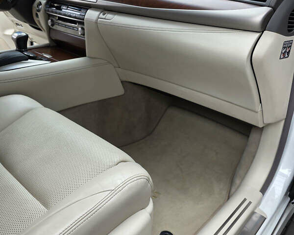 Белый Лексус ЛС, объемом двигателя 4.6 л и пробегом 111 тыс. км за 28000 $, фото 15 на Automoto.ua