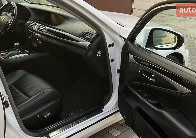 Белый Лексус ЛС, объемом двигателя 4.97 л и пробегом 203 тыс. км за 28700 $, фото 5 на Automoto.ua