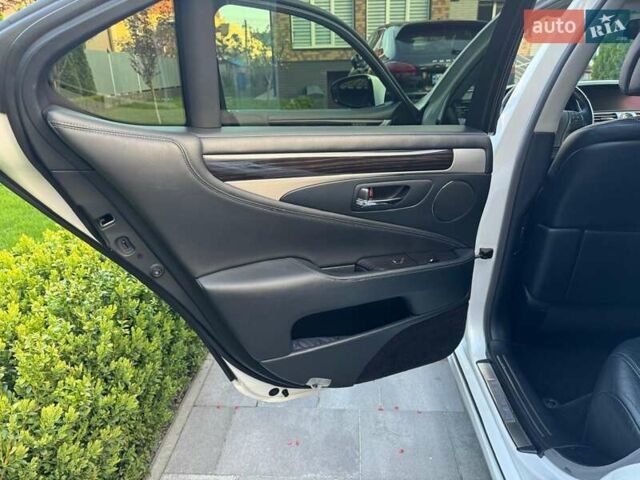 Белый Лексус ЛС, объемом двигателя 4.61 л и пробегом 170 тыс. км за 23000 $, фото 20 на Automoto.ua