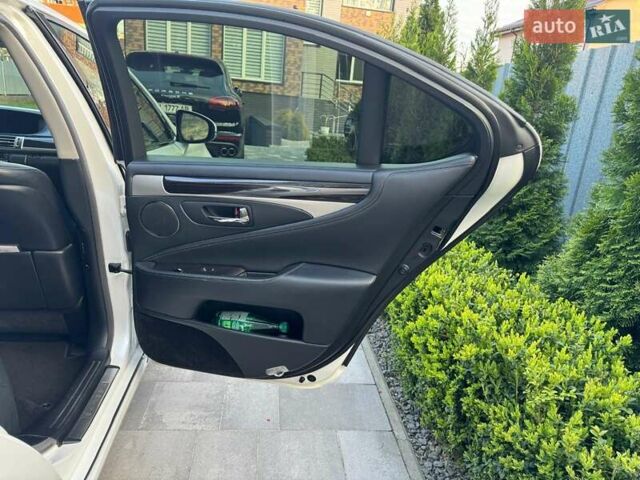 Белый Лексус ЛС, объемом двигателя 4.61 л и пробегом 170 тыс. км за 23000 $, фото 27 на Automoto.ua