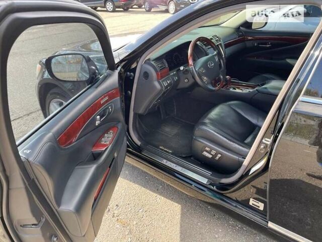 Черный Лексус ЛС, объемом двигателя 4.6 л и пробегом 134 тыс. км за 18000 $, фото 4 на Automoto.ua