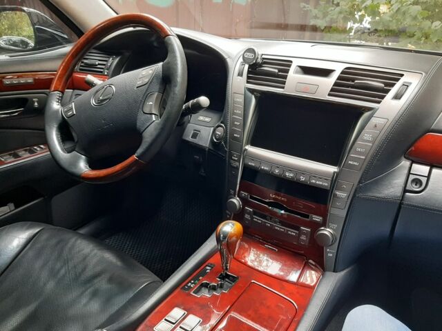 Черный Лексус ЛС, объемом двигателя 5 л и пробегом 229 тыс. км за 10500 $, фото 2 на Automoto.ua